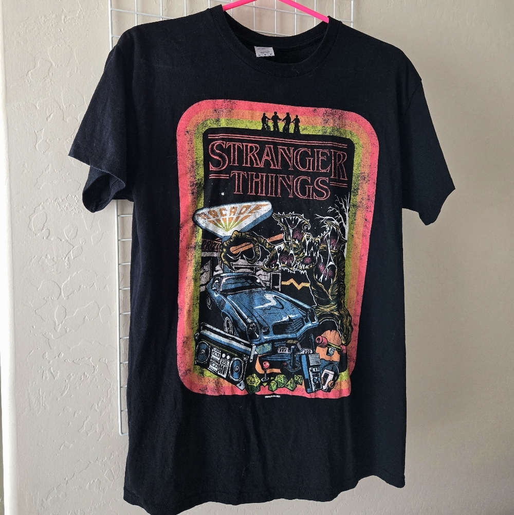 Stranger Things Graphic T-Shirt M + 2 unopened button packs